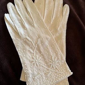 Pair of vintage beaded gloves by Elsie Tu size 7.